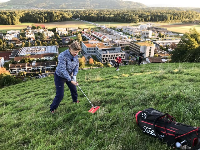 Anic spielt den Hügel hinunter