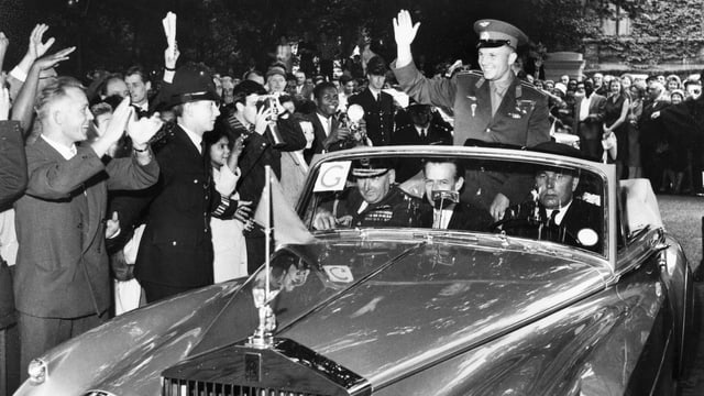 Gagarin in offenem Auto. Menschen jubeln ihm zu. Gagarin in offenem Auto. Menschen jubeln ihm zu.