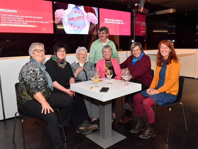 Margrit Bischofberger mit einer Gruppe von Begleiterinnen und Begleiter.