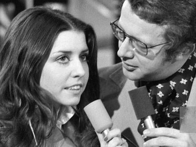 Tina wird von Dieter interviewt. Tina wird von Dieter interviewt.
