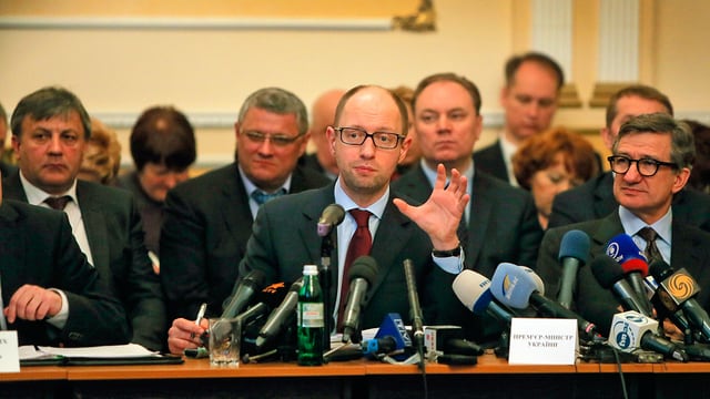 Jazenjuk mit weiteren Personen Jazenjuk mit weiteren Personen