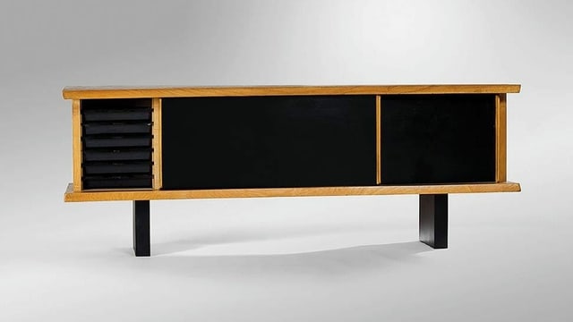 Schwarzes Sideboard aus massivem Tannenholz mit Schiebetüren. Schwarzes Sideboard aus massivem Tannenholz mit Schiebetüren.