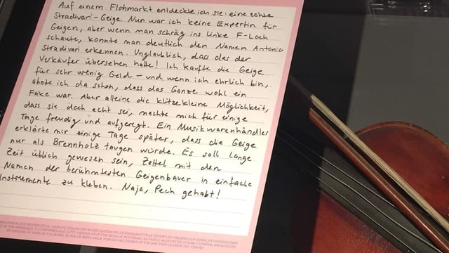 Zettel neben einer Geige. Zettel neben einer Geige.