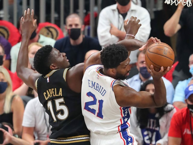 Atlantas Clint Capela gegen Philadelphias Joel Embiid. Atlantas Clint Capela gegen Philadelphias Joel Embiid.