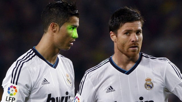 Cristiano Ronaldo wird von einem Laserpointer belästigt. Cristiano Ronaldo wird von einem Laserpointer belästigt.