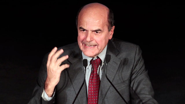 Bersani gestikulierend am Rednerpult. Bersani gestikulierend am Rednerpult.