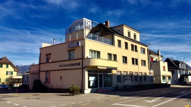 Beiges Haus an Strasse. Beiges Haus an Strasse.