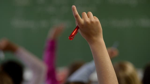 Hand im Himmel mit Stift. Hand im Himmel mit Stift.