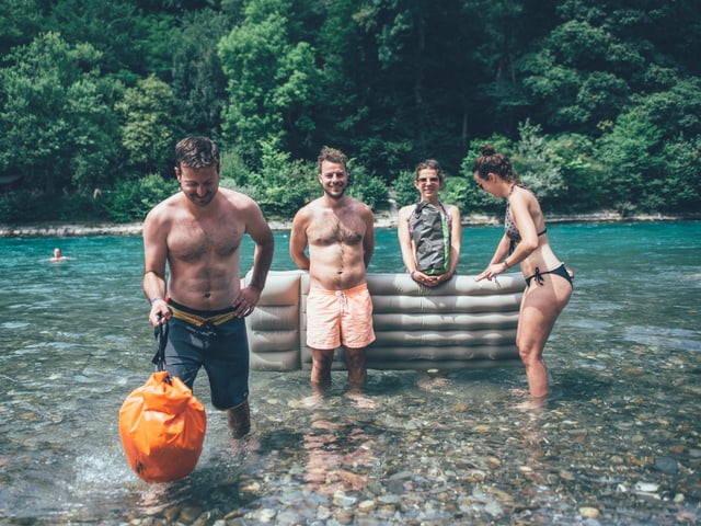 Festivalbesucher an der Aare Festivalbesucher an der Aare