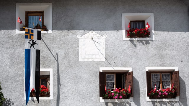 Sonnenuhr an einer Hausfassade Sonnenuhr an einer Hausfassade