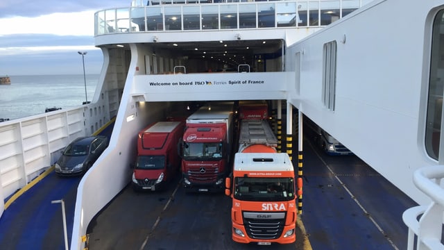 Die Lastwagen rollen auf die Fähre am Hafen von Dover. Ihr Ziel: Das europäische Festland. Die Lastwagen rollen auf die Fähre am Hafen von Dover. Ihr Ziel: Das europäische Festland.