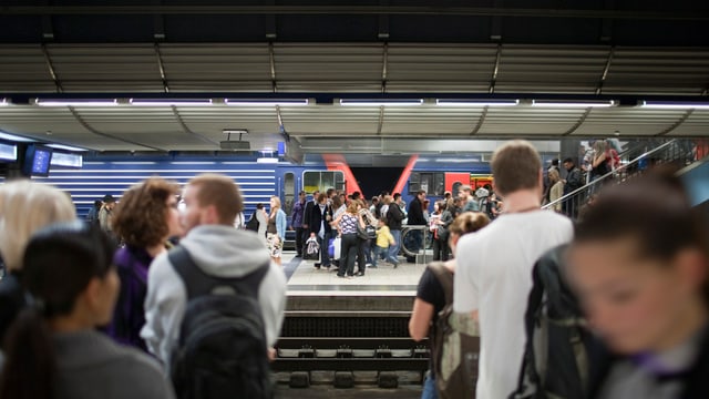 Am Montagmorgen mussten Reisende zwischen Aarau und Zürich mit längeren Fahrzeiten rechnen. Am Montagmorgen mussten Reisende zwischen Aarau und Zürich mit längeren Fahrzeiten rechnen.