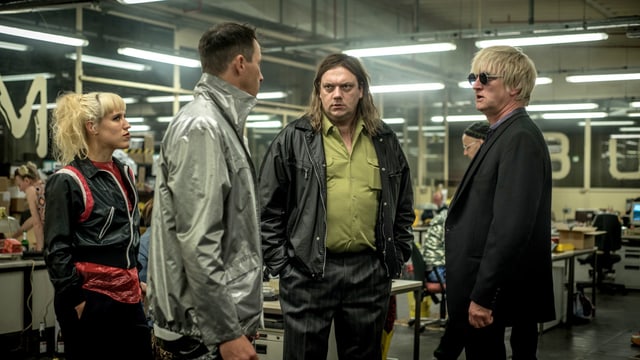 Rosa, Raimund, Charly und Detlev unterhalten sich. Rosa, Raimund, Charly und Detlev unterhalten sich.
