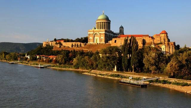 Eine grosse Basilika an einem Fluss. Eine grosse Basilika an einem Fluss.