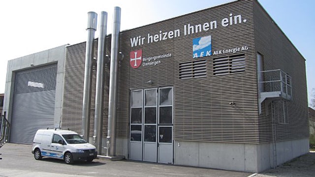 Gebäude Holzheizung mit Logo der Gemeinde und Logo von AEK. Gebäude Holzheizung mit Logo der Gemeinde und Logo von AEK.