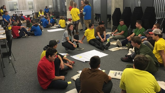 Gruppen von Jugendlichen in verschiedenfarbigen Shirts Gruppen von Jugendlichen in verschiedenfarbigen Shirts