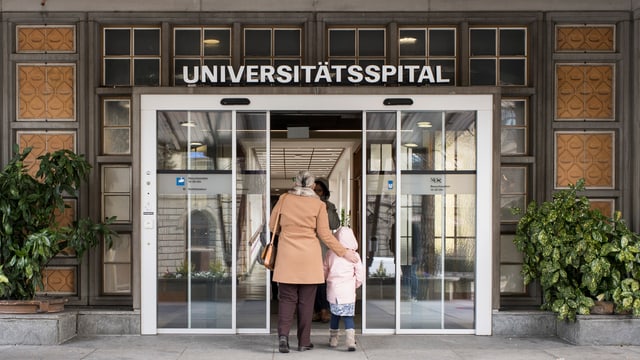 Eine ältere Frau läuft mit einem kleinen Mädchen ins Zürcher Universitätsspital. Eine ältere Frau läuft mit einem kleinen Mädchen ins Zürcher Universitätsspital.
