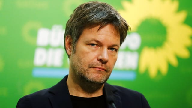 Habeck bei einer Parteiversammlung Habeck bei einer Parteiversammlung