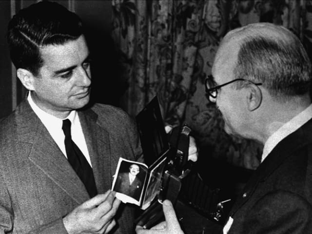 Mann mit Foto in der Hand. Mann mit Foto in der Hand.