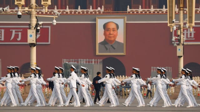 Matrosen defilieren vor einem Bild von Mao Zedong vorbei. Matrosen defilieren vor einem Bild von Mao Zedong vorbei.