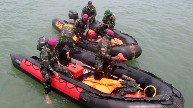 Soldaten auf einem Boot. Soldaten auf einem Boot.
