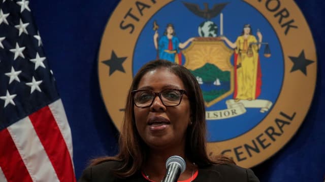 Letitia James vor einem Mikrofon Letitia James vor einem Mikrofon