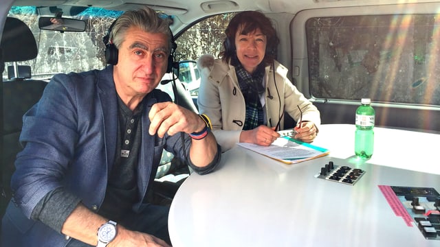 NIck Hayek (links) und Susanne Brunner vom Tagesgespräch im Übertragungswagen. NIck Hayek (links) und Susanne Brunner vom Tagesgespräch im Übertragungswagen.