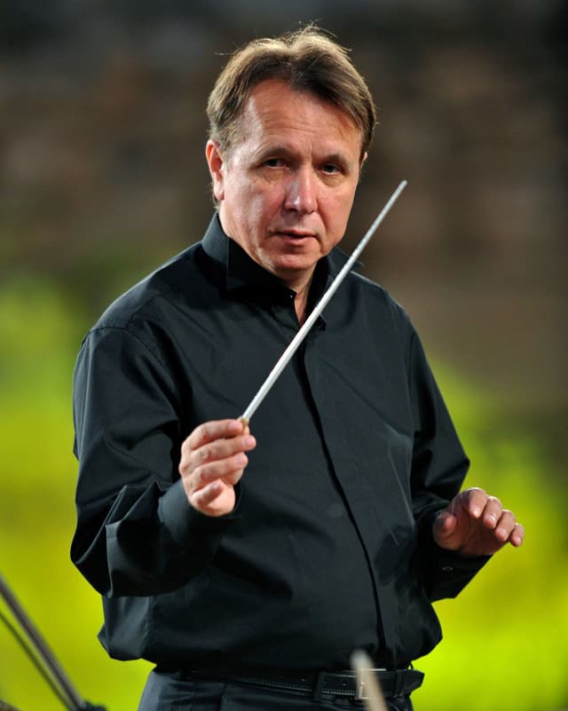 Mikhail Pletnev, dirigierend mit Taktstock und schwarzem Hemd. Mikhail Pletnev, dirigierend mit Taktstock und schwarzem Hemd.