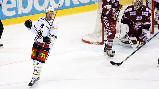 Tony Martensson bejubelt ein Tor. Tony Martensson bejubelt ein Tor.