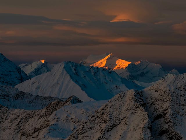 Verschneite Berge im Morgenrot.