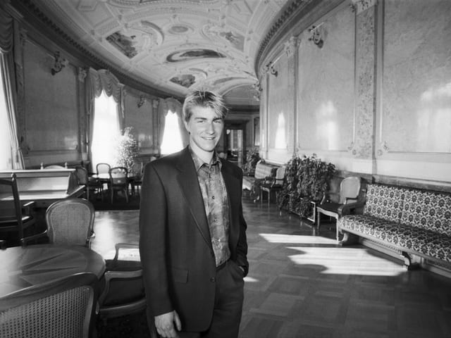 Mann steht in der Wandelhalle im Bundeshaus.