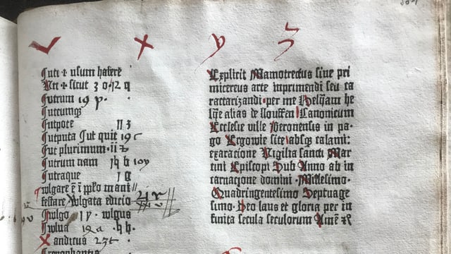 EIne Buchseite mit alter Schrift EIne Buchseite mit alter Schrift