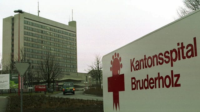 Ansicht des Bruderholzspitals von der Autozufahrt her, noch mit Schild «Kantonsspital Bruderholz» Ansicht des Bruderholzspitals von der Autozufahrt her, noch mit Schild «Kantonsspital Bruderholz»