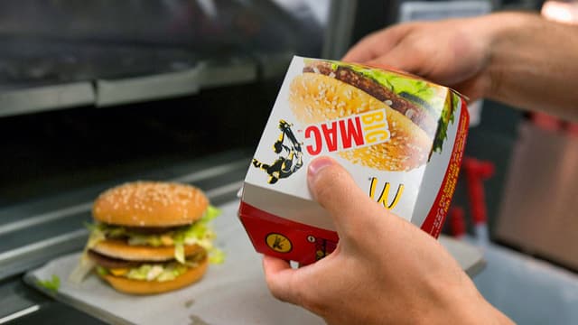 Mann verpackt Burger Mann verpackt Burger