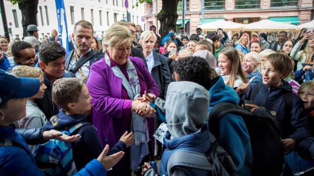 Erna Solberg beim Bad in der Menge. Erna Solberg beim Bad in der Menge.