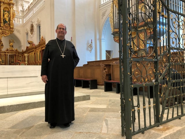 Pater steht in der Kirche Pater steht in der Kirche