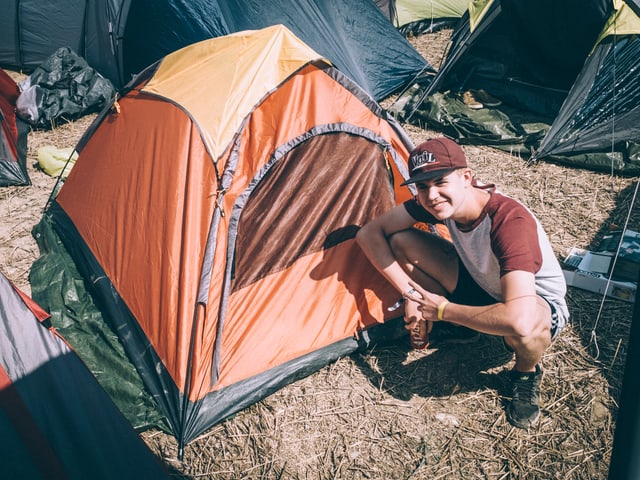 Cyrill mit seinem kaputten Tipi Cyrill mit seinem kaputten Tipi