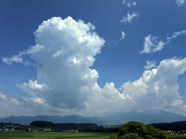 Grosse Quellwolke wächst empor. Grosse Quellwolke wächst empor.