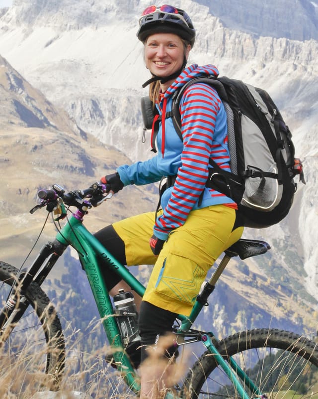 Mountainbikerin Astrid Herzog unterwegs im Berggebiet Mountainbikerin Astrid Herzog unterwegs im Berggebiet