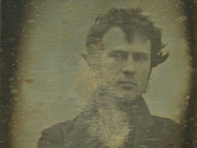 Das erste fotografische Selbstportrait zeigt Robert Cornelius. Das erste fotografische Selbstportrait zeigt Robert Cornelius.