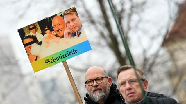 Mann mit Plakat. Mann mit Plakat.