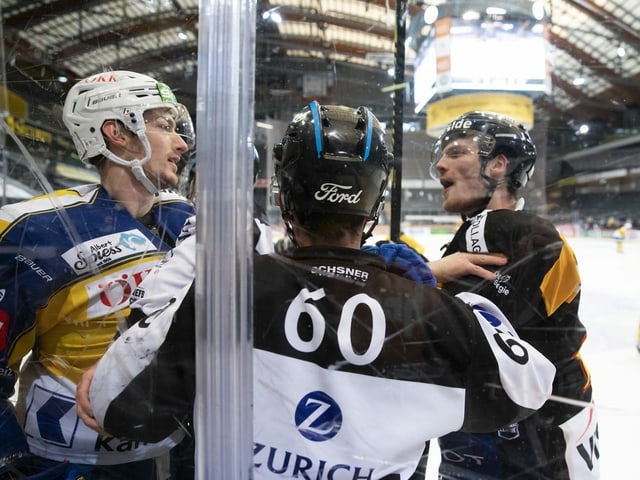 Der HC Davos und der SC Bern. Der HC Davos und der SC Bern.