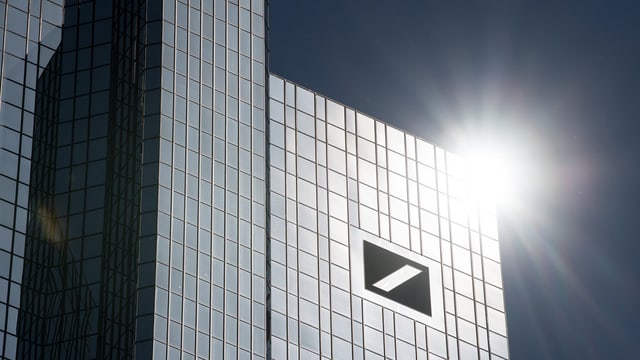 Hochhaus mit dem Logo der Deutschen Bank Hochhaus mit dem Logo der Deutschen Bank