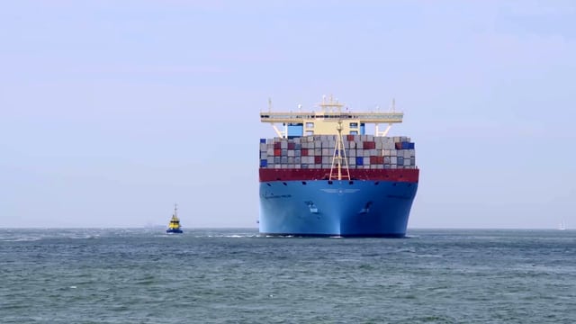 Beladenes Containerschiff auf dem offenen Meer. Beladenes Containerschiff auf dem offenen Meer.
