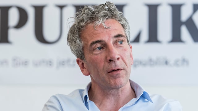 Constantin Seibt im Porträt vor Republik-Schriftzug. Constantin Seibt im Porträt vor Republik-Schriftzug.