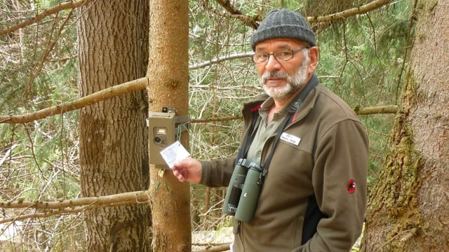 Werner Degonda cun ses apparat da fotografar selvaschinas, surtut era il luf-tscherver. Werner Degonda cun ses apparat da fotografar selvaschinas, surtut era il luf-tscherver.