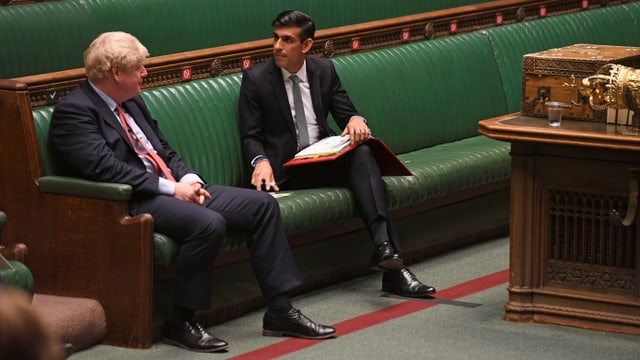 Johnson sitzt im Parlament. Johnson sitzt im Parlament.