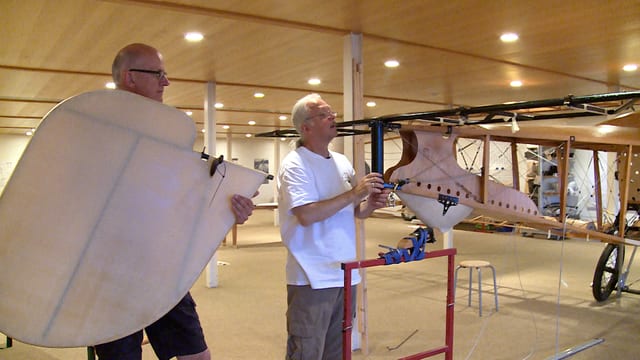 Kuno Schaub und Isidor von Arx hängen das Seitenrude ein. Kuno Schaub und Isidor von Arx hängen das Seitenrude ein.