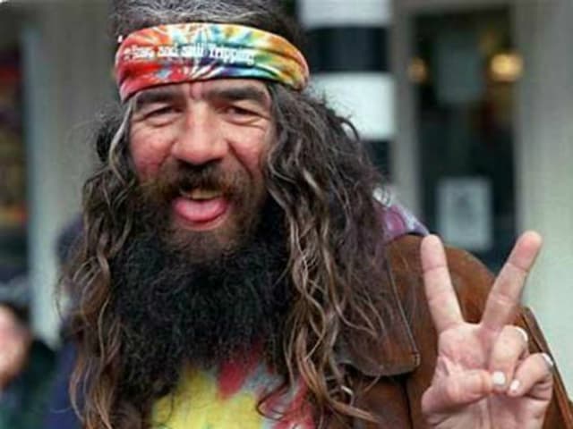 Ein Althippie macht das Peace-Zeichen Ein Althippie macht das Peace-Zeichen