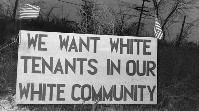 Ein Schild mit der Aufschrift «We want white tenants in our white community» Ein Schild mit der Aufschrift «We want white tenants in our white community»
